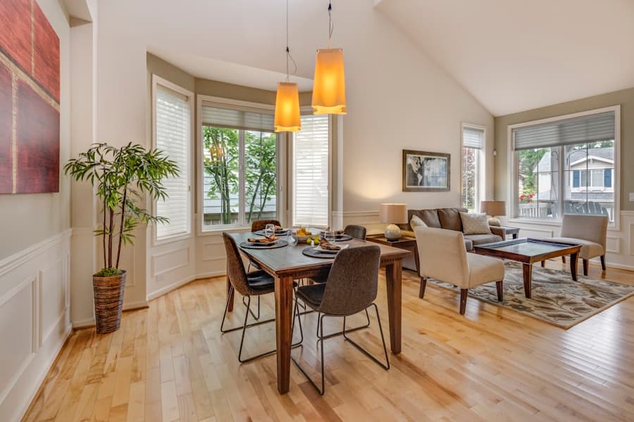 Warm 2-bed with a sea-view table